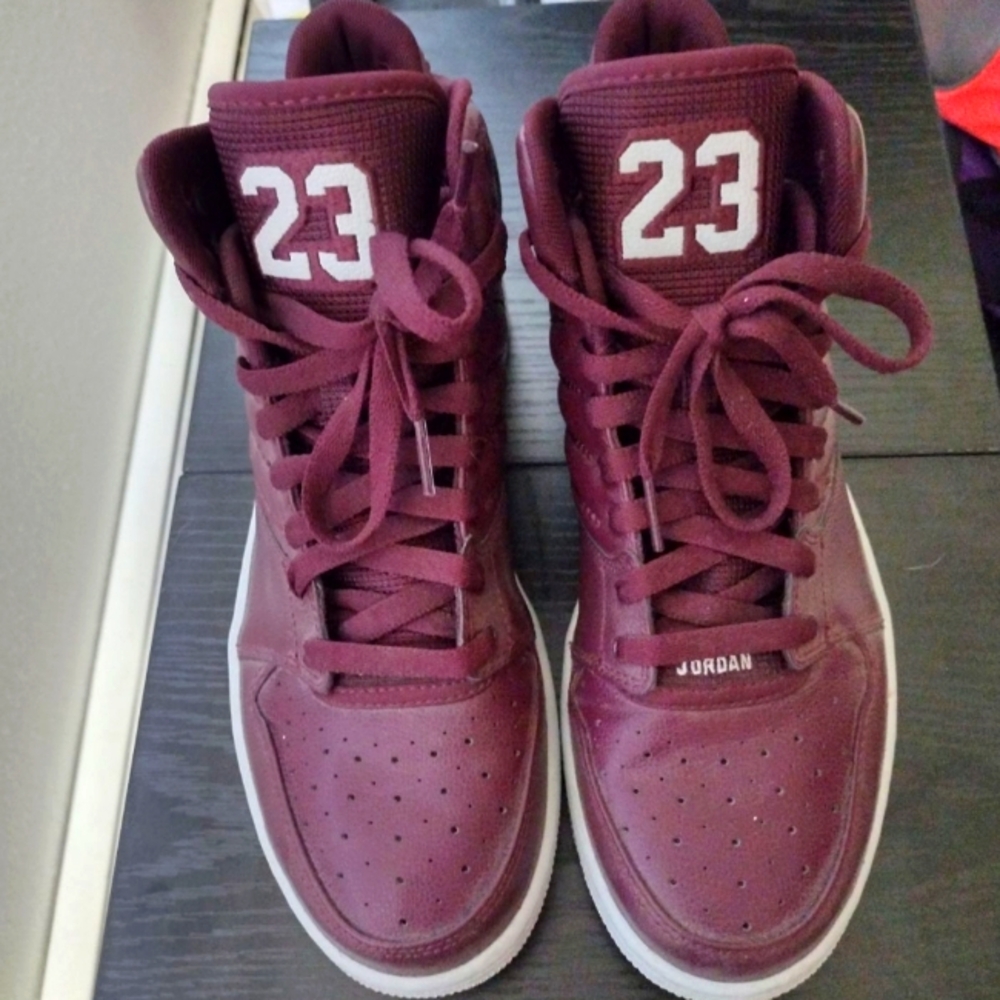 Maroon Jordan 23 shoes size 10 in women's size 8 in men's